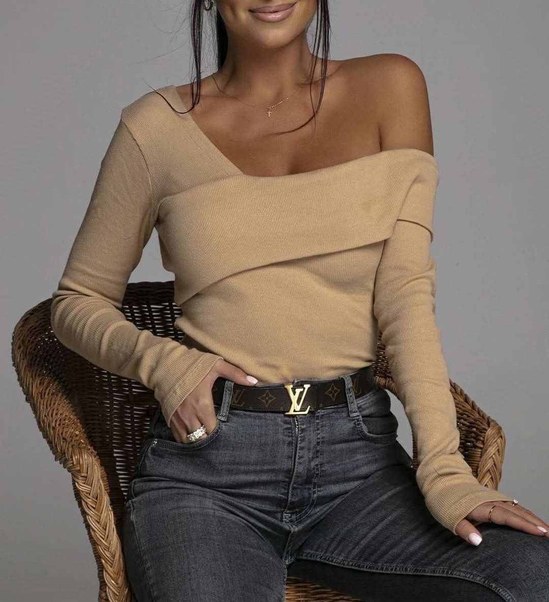 Béžový top 𝒜𝓂𝒾